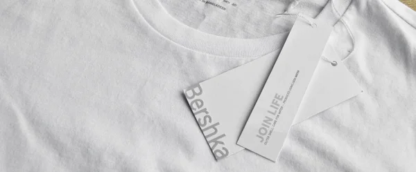Novo Branco Bershka Shirt Etiqueta Branco Chão Madeira 2022 Maio — Fotografia de Stock