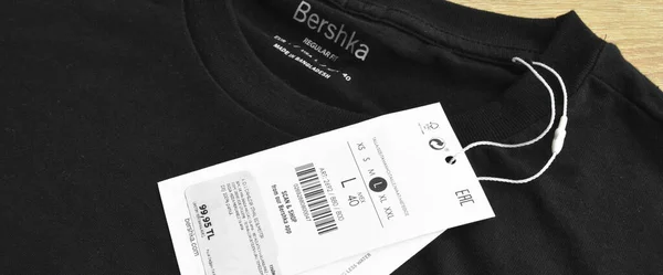 Nova Camiseta Preta Bershka Etiqueta Branco Chão Madeira 2022 Istambul — Fotografia de Stock