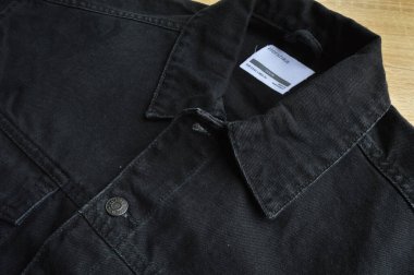 Bershka siyah kot ceket ve boş etiket kağıdı, 01 Mayıs 2022 İstanbul Maltepe Türkiye