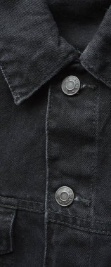 Siyah kot ceket ceket, cep yakası ve kalça detayı, kot kumaş kumaş.