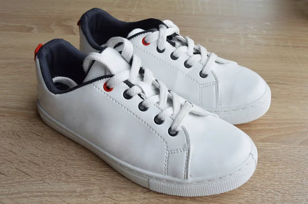 Nieuwe Stijlvolle Comfortabele Handige Witte Sneakers Houten Vloer — Stockfoto