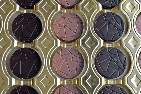 Sütlü Acılı Çok Lezzetli Yuvarlak Çikolatalar Şık Dekoratif Bir Kutuda — Stok fotoğraf