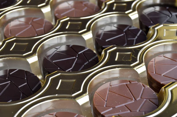 Sütlü Acılı Çok Lezzetli Yuvarlak Çikolatalar Şık Dekoratif Bir Kutuda — Stok fotoğraf