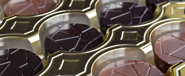 Chocolates Redondos Muy Sabrosos Con Leche Amargos Elegante Caja Decorativa —  Fotos de Stock