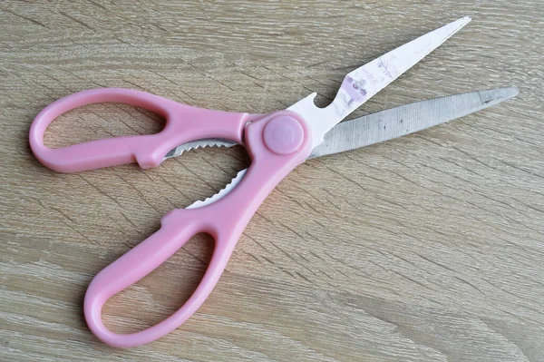 Roze Handvat Schaar Ontworpen Voor Keuken Keukenapparatuur Schaar Houten Vloer — Stockfoto