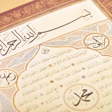 El yapımı kaligrafi kalemi ve İslam sanatı ile kağıt üzerinde İslam kaligrafi karakterleri