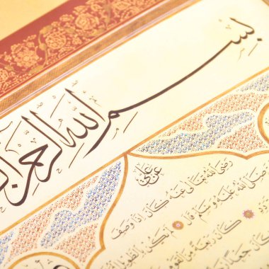El yapımı kaligrafi kalemi ve İslam sanatı ile kağıt üzerinde İslam kaligrafi karakterleri