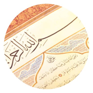 El yapımı kaligrafi kalemi ve İslam sanatı ile kağıt üzerinde İslam kaligrafi karakterleri