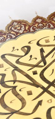 El yapımı kaligrafi kalemi ve İslam sanatı ile kağıt üzerinde İslam kaligrafi karakterleri