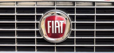 İstanbul 'da Fiat krom metal logosu, lüks otomobil, 06 Ekim 2011 İstanbul Pendik Türkiye otomobil pazarı