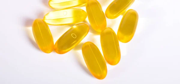 Gelbes Fischöl Ovale Tablette Pillen Isoliert Auf Weißem Hintergrund Medizinische — Stockfoto