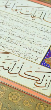 El yapımı kaligrafi kalemi ve İslam sanatı ile kağıt üzerinde İslam kaligrafi karakterleri