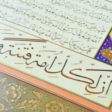 El yapımı kaligrafi kalemi ve İslam sanatı ile kağıt üzerinde İslam kaligrafi karakterleri