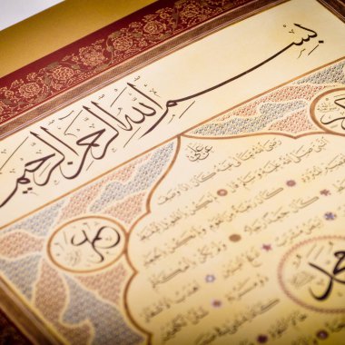 El yapımı kaligrafi kalemi ve İslam sanatı ile kağıt üzerinde İslam kaligrafi karakterleri