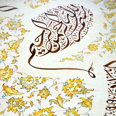 El yapımı kaligrafi kalemi ve İslam sanatı ile kağıt üzerinde İslam kaligrafi karakterleri