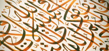El yapımı kaligrafi kalemi ve İslam sanatı ile kağıt üzerinde İslam kaligrafi karakterleri