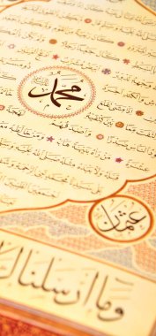 El yapımı kaligrafi kalemi ve İslam sanatı ile kağıt üzerinde İslam kaligrafi karakterleri