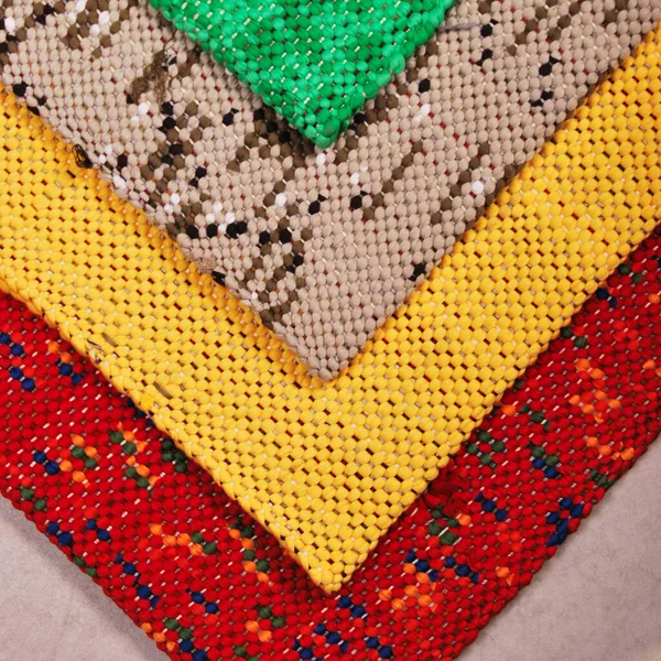 手作りのカラーカーペットやラグの織り カラフルなラグのテクスチャ カーペット材料パターンテクスチャ床 — ストック写真