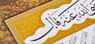 El yapımı kaligrafi kalemi ve İslam sanatı ile kağıt üzerinde İslam kaligrafi karakterleri