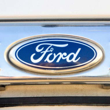İstanbul 'da Ford krom metal logosu, lüks otomobil, 20 Aralık 2014 İstanbul pendik Türkiye otomobil pazarı
