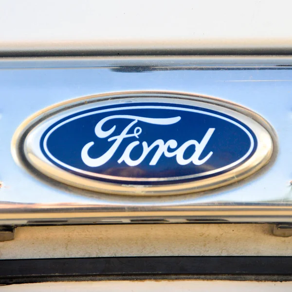 Logo Metal Cromado Ford Coche Lujo Ciudad Estambul Diciembre 2014 — Foto de Stock