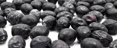 Beyaz arka planda izole edilmiş taze siyah Türk zeytinleri.