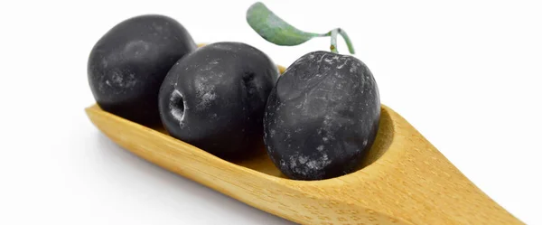 Čerstvé Chutné Černé Barvy Turecké Olivy Bambusové Lžíci Izolované Bílém — Stock fotografie