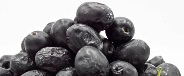 신선하고 맛있는 검은색 의무성 올리브 열매를 배경에 놓는다 — 스톡 사진
