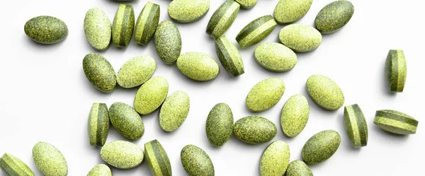 Gröna Ovala Tabletter Isolerade Vit Bakgrund Medicinska Ovala Tabletter — Stockfoto