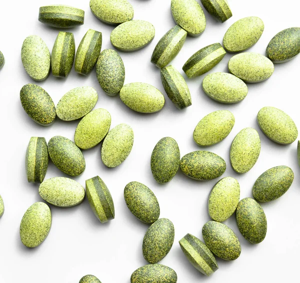 Zielone Owalne Tabletki Wyizolowane Białym Tle Owalne Tabletki Medyczne — Zdjęcie stockowe