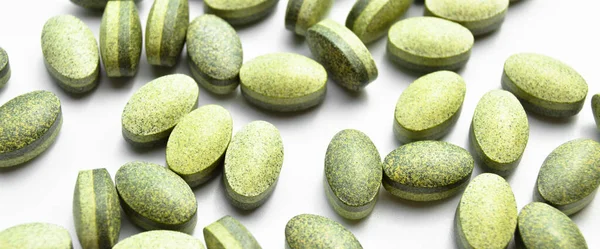 Beyaz Arka Planda Izole Edilmiş Yeşil Oval Tablet Haplar Tıbbi — Stok fotoğraf