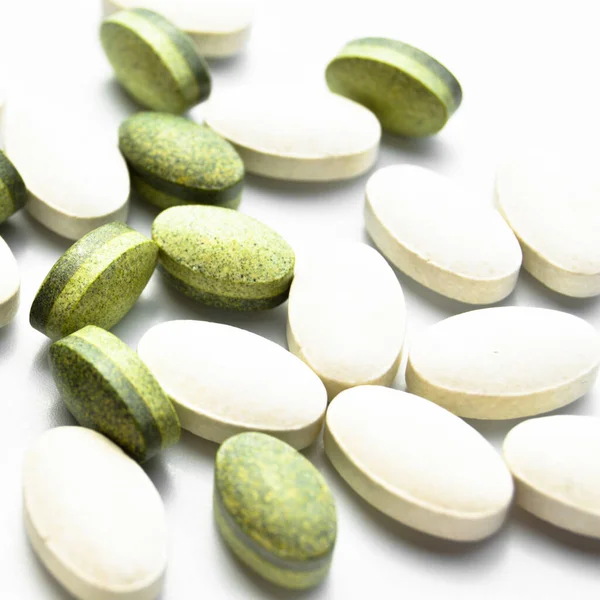 Vita Och Gröna Ovala Tabletter Isolerade Vit Bakgrund Medicinska Ovala — Stockfoto