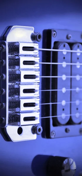 エレキギターブリッジ 弦とピックアップ ギターピックアップの詳細が青で表示されます — ストック写真