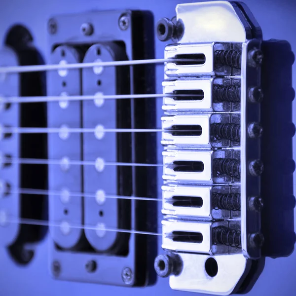电吉他桥 弦和皮卡 蓝色吉他皮卡的详细特写视图 — 图库照片