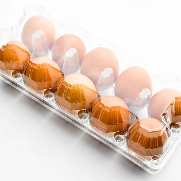 Verse Biologische Bruine Eieren Een Plastic Doos Geïsoleerd Witte Achtergrond — Stockfoto