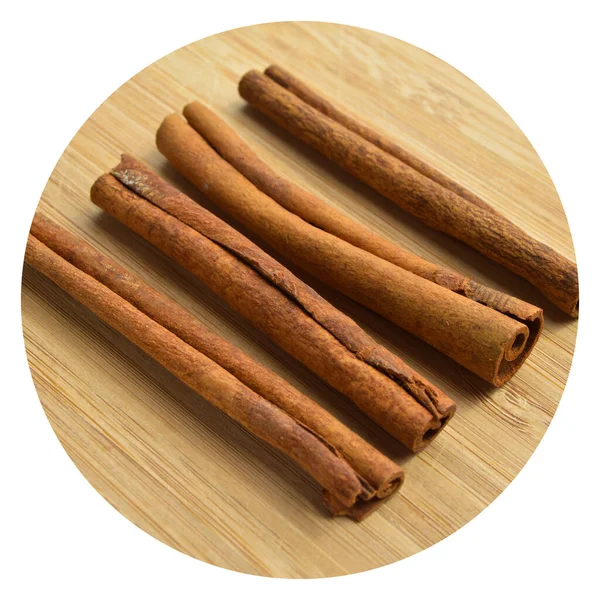 Palitos Canela Castanhos Longos Secos Especiarias Aromáticas Sobre Fundo Madeira — Fotografia de Stock