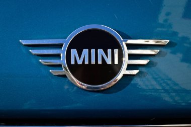 İstanbul 'da Mini Cooper krom metal logosu, lüks mini mavi araba, 24 Aralık 2021 İstanbul Pendik Türkiye otomobil pazarı