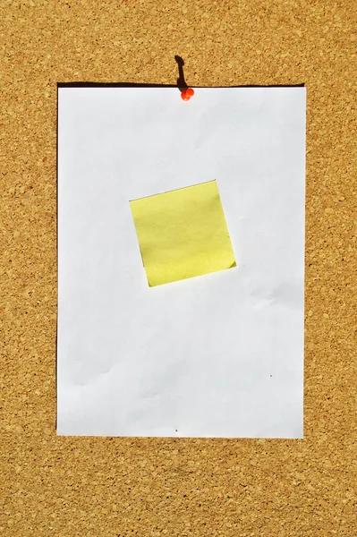 空的棕色和米黄色软木塞的纹理背景 你可以把你的笔记添加到软木塞板上的空白纸上 — 图库照片