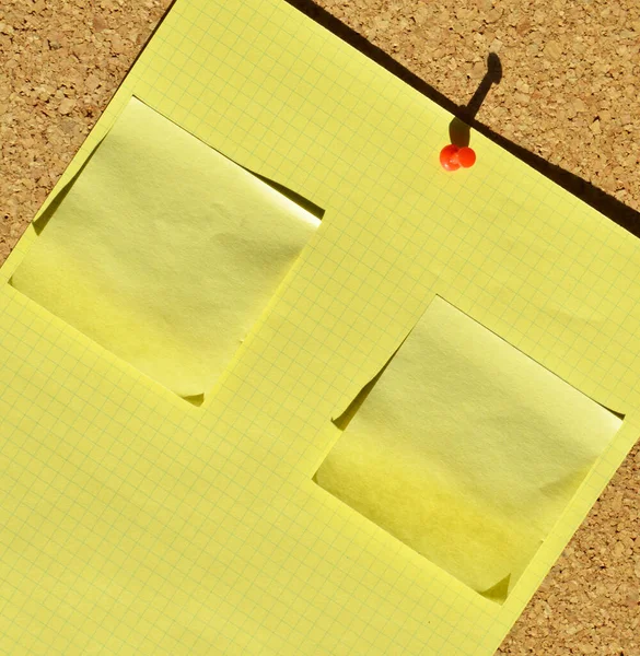 空の茶色とベージュのコルクボードのテクスチャの背景 あなたはコルクボード上の空白の紙にあなたのノートを追加することができます — ストック写真