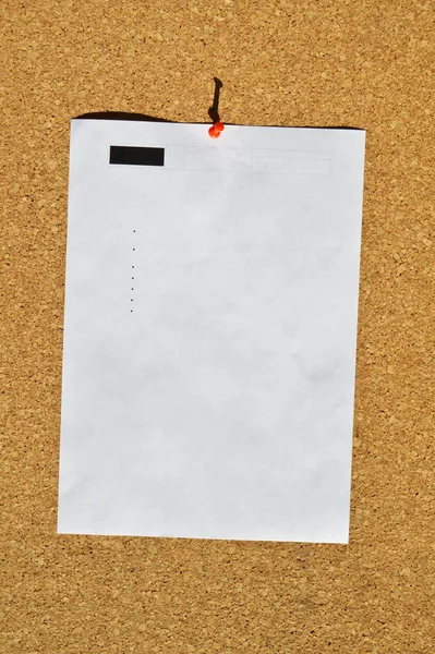 空的棕色和米黄色软木塞的纹理背景 你可以把你的笔记添加到软木塞板上的空白纸上 — 图库照片