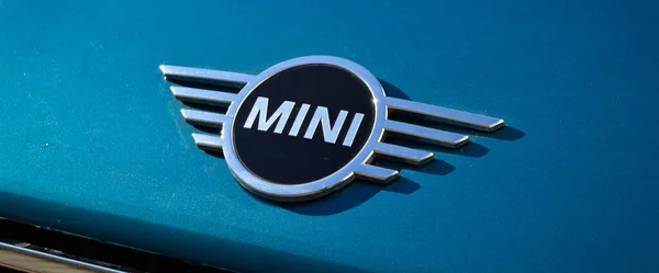 Mini Cooper Logo Metallo Cromato Lusso Mini Auto Blu Nella — Foto Stock
