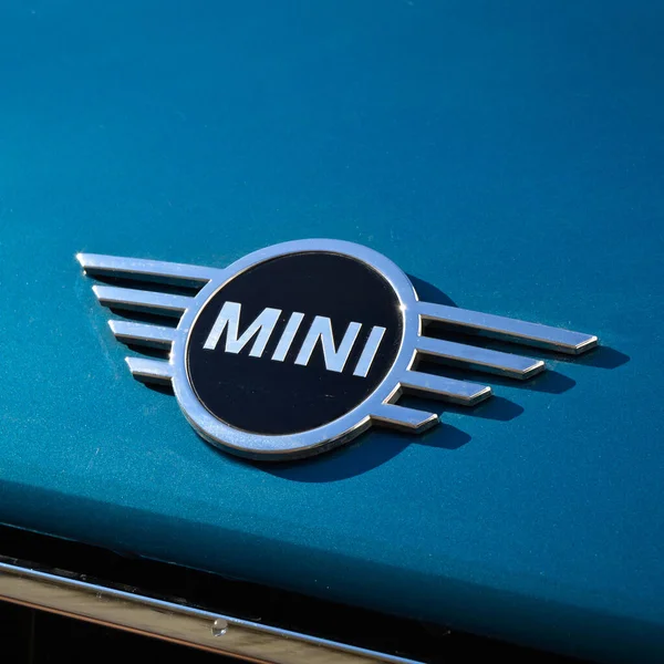 Mini Cooper Chroom Metalen Logo Luxe Mini Blauwe Auto Istanbul — Stockfoto