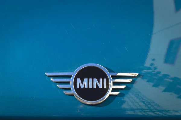 Mini Cooper Chrome Metal Logo Luksusowy Mini Niebieski Samochód Mieście — Zdjęcie stockowe