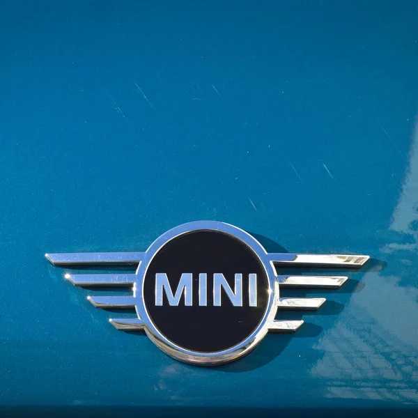 Mini Cooper Chrome Metal Logo Luksusowy Mini Niebieski Samochód Mieście — Zdjęcie stockowe