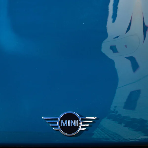 Mini Tonnelier Logo Métal Chromé Voiture Luxe Mini Bleue Dans — Photo