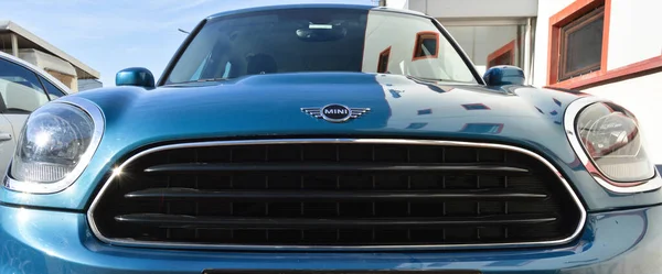 Mini Cooper Chrome Metal Logo Front View Luxury Mini Blue — Foto de Stock