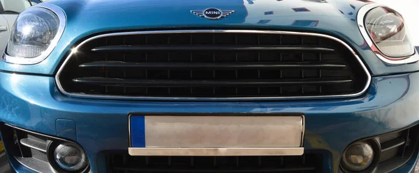 Mini Cooper Chrome Metal Logo Front View Luxury Mini Blue — стоковое фото