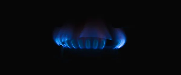 台所で燃焼ガスストーブ 黒の背景に隔離された青い炎 — ストック写真
