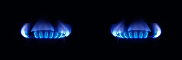 台所で燃焼ガスストーブ 黒の背景に隔離された青い炎 — ストック写真