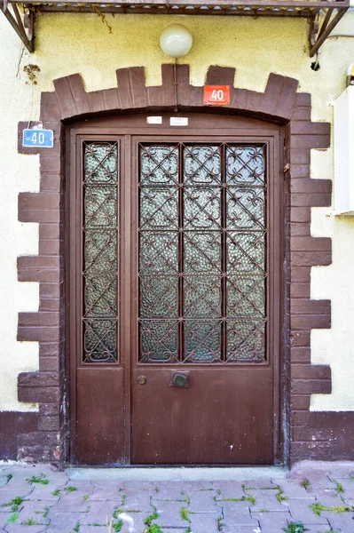 Old Dirty Iron Exterior Door Door Closer Brown Cracked Wall — Stock Photo, Image